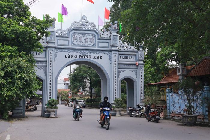 Cổng làng Đoài Khê, xã Đan Phượng. Ảnh: NM