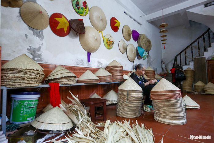Nón lá già Phú Mỹ được lợp hai lớp lá cọ, ở giữa lót mo nang, giúp nón dày dặn, cứng cáp, giữ dáng tốt và tăng khả năng chống chịu trước va đập, mưa nắng.