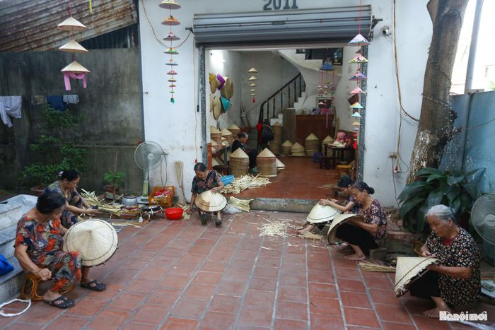 Mặt trong nón lá Phú Mỹ được trang trí tinh tế bằng họa tiết hoa, bướm cùng chỉ màu, len màu rực rỡ, tạo nên vẻ đẹp duyên dáng, kín đáo và nét riêng của chiếc nón xứ Đoài.