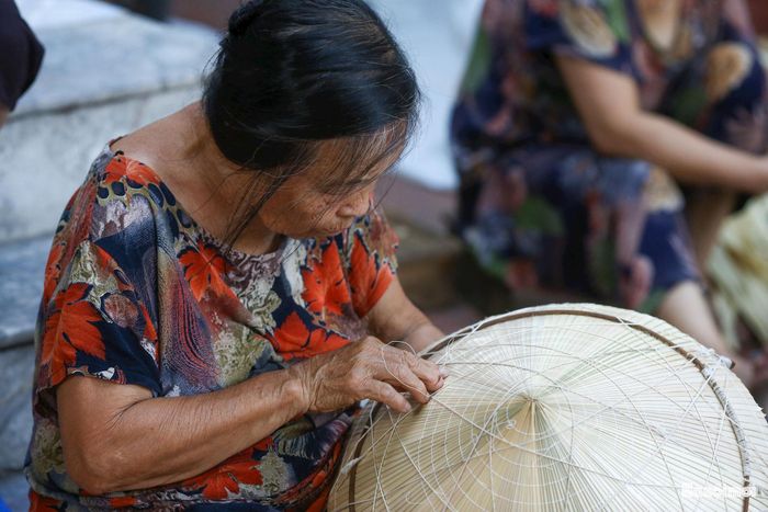 Khâu nón đòi hỏi sự tỉ mỉ, kiên nhẫn và đôi bàn tay khéo léo. Thay cho sợi móc đen thô ngắn của thời xưa phải nối sợi nhiều lần, người thợ Phú Mỹ ngày nay khâu nón bằng dây cước nilon dẻo dai, sợi dài lướt nhẹ qua từng lớp lá. Các đường kim mũi chỉ đều đặn, những mối nối được giấu khéo léo, giúp chiếc nón chắc chắn và có tính thẩm mỹ cao.