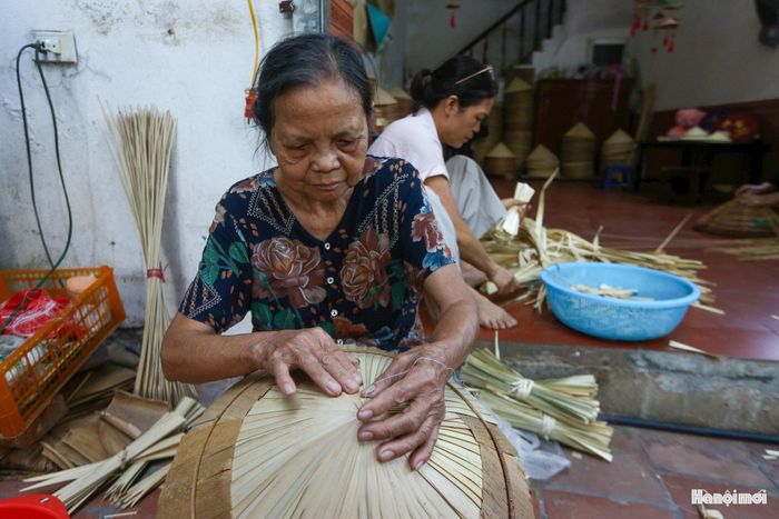 Vào những năm 1960, cụ Ba Viêm (Nguyễn Văn Viêm), đã tiếp thu kỹ thuật làm nón Xuân Kiều (loại nón có dáng hình chóp phổ biến hiện nay) mang về truyền dạy lại cho toàn thể dân làng. Sự thay đổi này đánh dấu bước chuyển trong nghề làm nón Phú Mỹ, khi kiểu nón chóp dần phổ biến, đưa nghề nón, mũ lá từ nghề phụ trở thành nguồn sinh kế chính của nhiều hộ dân.