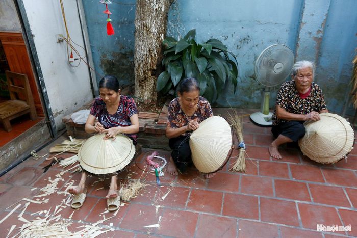 Nón lá Phú Mỹ được ưa chuộng trong nước và xuất khẩu sang một số thị trường trong khu vực. Làng nghề đang đẩy mạnh quảng bá trên nền tảng số, livestream bán hàng, đồng thời phối hợp với chính quyền đăng ký nhãn hiệu tập thể, bảo hộ quyền sở hữu trí tuệ, góp phần nâng cao giá trị sản phẩm và mở rộng thị trường tiêu thụ.