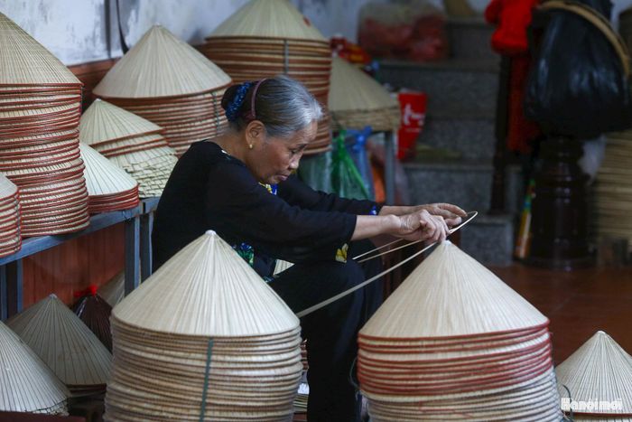 Nón Phú Mỹ xưa có kiểu dáng đặc trưng, được người dân gọi là nón "chảo rang". Khi đặt ngửa, nón khum tròn tựa như chiếc chảo làm bằng đất sét trắng nung của các lò thủ công xưa. Nón không quá rộng vành như nón quai thao Bắc Ninh, không cúp sâu như nón Chuông và cũng không quá thanh mảnh như nón xứ Huế. Điểm độc đáo nhất là giữa lòng nón có một cái "khua" làm bằng nứa ôm khít lấy đỉnh đầu, giúp nón luôn vững chãi trên đầu.