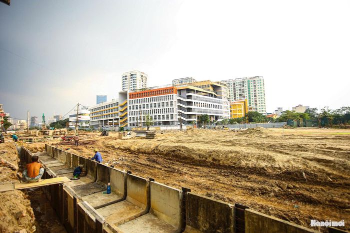 Từng được kỳ vọng sớm hoàn thành, nhưng dự án liên tục gặp khó khăn trong quá trình triển khai. Những vướng mắc về bồi thường, xác định nguồn gốc đất và bố trí tái định cư khiến công tác giải phóng mặt bằng kéo dài, ảnh hưởng trực tiếp đến tiến độ thi công trong nhiều năm.