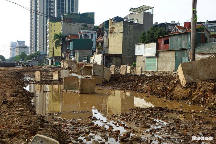 Trước đó, UBND thành phố Hà Nội đã yêu cầu địa phương tập trung hoàn thành công tác giải phóng mặt bằng trước ngày 30-9 tạo điều kiện triển khai thi công đồng bộ. Thành phố đặt mục tiêu phấn đấu thông xe tuyến đường trước ngày 30-11, đòi hỏi các đơn vị liên quan tập trung đẩy nhanh tiến độ những hạng mục còn lại.