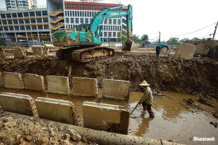 Sau nhiều năm gián đoạn, dự án đường nối Phạm Hùng - Lê Đức Thọ đang có những chuyển biến rõ nét. Trên phần mặt bằng vừa được giải tỏa, các đơn vị thi công đã huy động nhân lực, máy móc để tiếp tục triển khai những hạng mục còn dang dở.