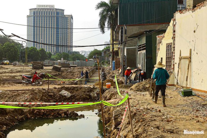 Dọc tuyến đường, nhiều đoạn đang trong quá trình đào đất, thi công hệ thống thoát nước và kết cấu bê tông.