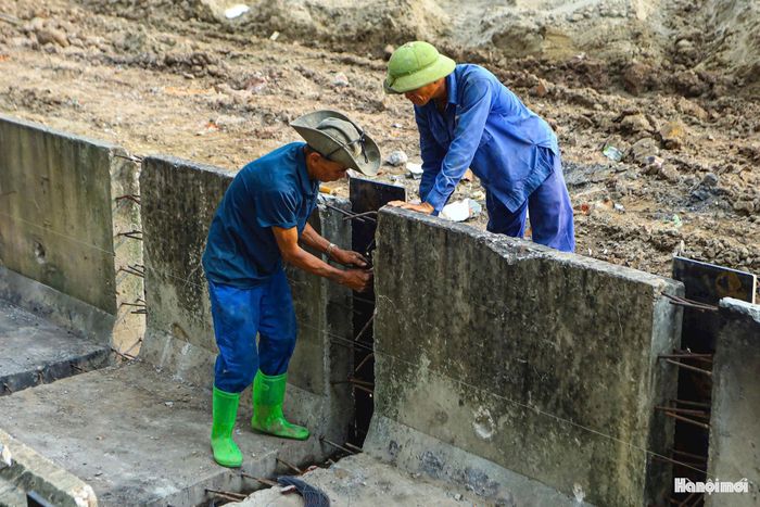 Các hạng mục hạ tầng ngầm được triển khai nhằm chuẩn bị cho những công đoạn tiếp theo, đánh dấu sự trở lại của hoạt động xây dựng trên tuyến đường từng bị đình trệ suốt nhiều năm.