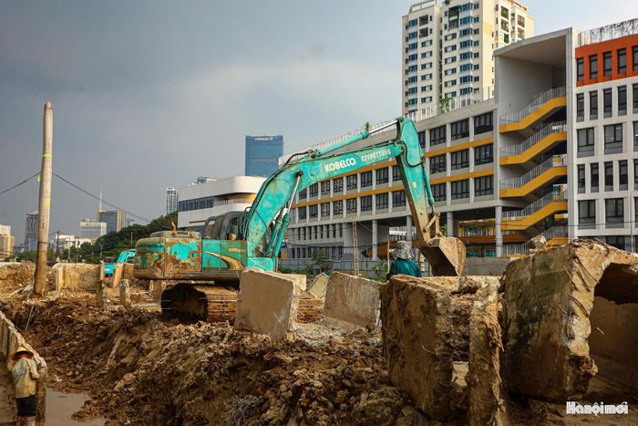 Nhiều công trình nằm trong phạm vi dự án đã được tháo dỡ, tạo nên những khoảng không gian rộng giữa khu dân cư đông đúc, từng bước hình thành diện mạo tuyến đường mới.