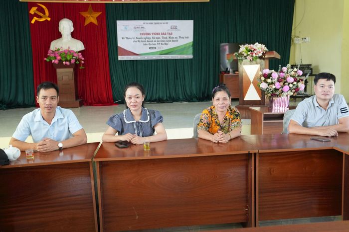 Bà Phùng Thị Chinh (thứ hai từ bên trái sang) cùng các thành viên Tổ hòa giải thôn Ngọc Nhị làm việc tại nhà văn hóa thôn. Ảnh: Thanh Xuân