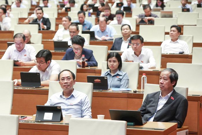 Các đại biểu Quốc hội thảo luận tại hội trường sáng 27-10. Ảnh: Quochoi.vn