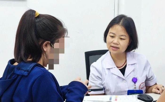 Bác sĩ Nguyễn Nguyên Huyền khám, tư vấn cho người dân. Ảnh: BVCC