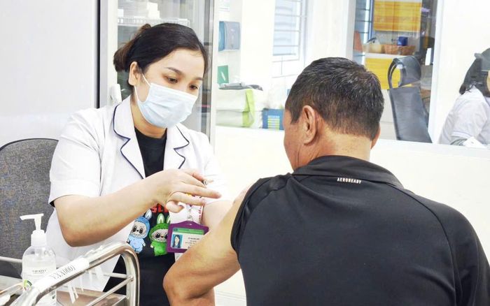 Tiêm vắc xin phòng não mô cầu tại Bệnh viện Bệnh Nhiệt đới Trung ương. Ảnh: BVCC