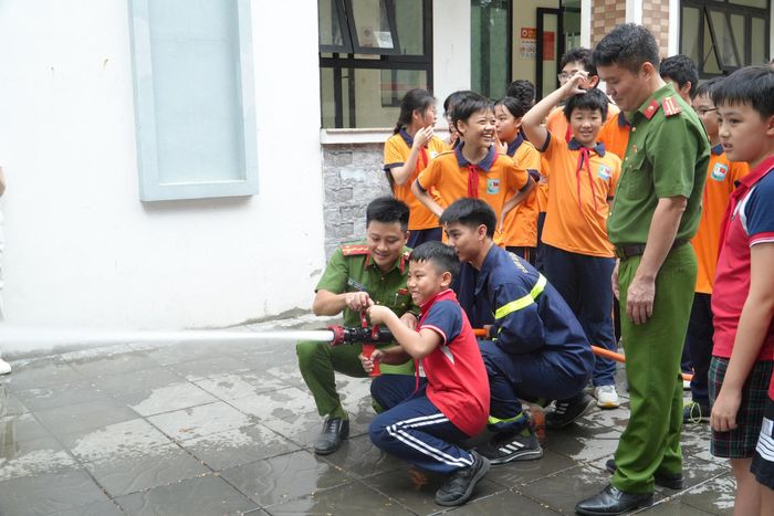 Học sinh trải nghiệm sử dụng vòi phun nước. Ảnh: Tùng Lâm
