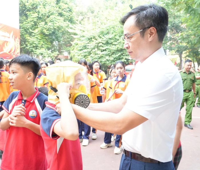 Phó Chủ tịch UBND phường Thanh Xuân Nguyễn Hồng Quân cùng học sinh tham gia hoạt động trải nghiệm tại Trung tâm. Ảnh: Tùng Lâm