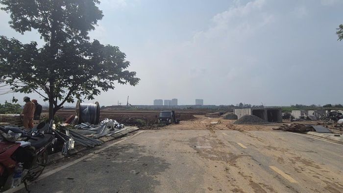 Tại công trường khu tái định cư phục vụ các hộ dân thuộc diện giải phóng mặt bằng dự án đường Tây Thăng Long đang được đơn vị thi công tập trung nhân lực, phương tiện, khẩn trương hoàn thiện các hạng mục hạ tầng còn lại. Ảnh: HL