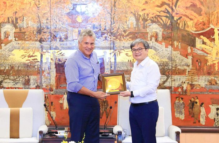 Phó Chủ tịch UBND thành phố Hà Nội Trương Việt Dũng trao quà cho ông Patrick Bergstedt, Phó Chủ tịch cấp cao, Tổng Giám đốc phụ trách khu vực châu Á và các thị trường mới nổi của Tập đoàn Moderna (Mỹ). Ảnh: Liên Hà