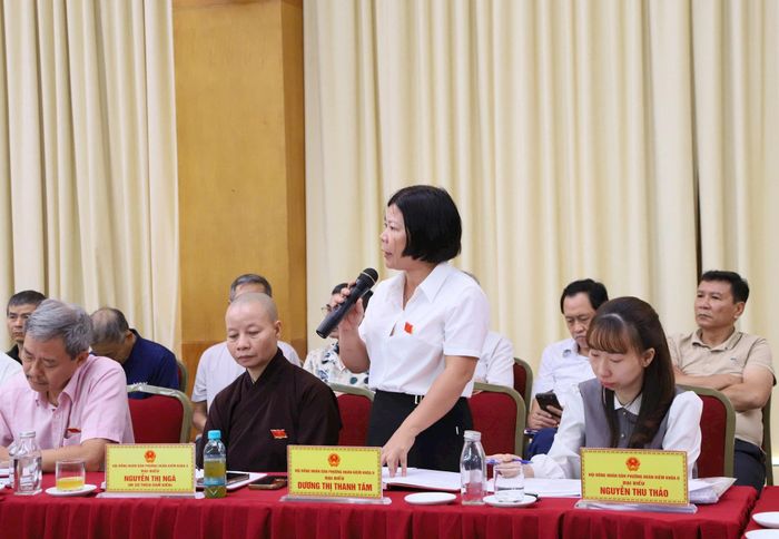 Đại biểu HĐND phường Hoàn Kiếm nêu ý kiến. Ảnh: PV