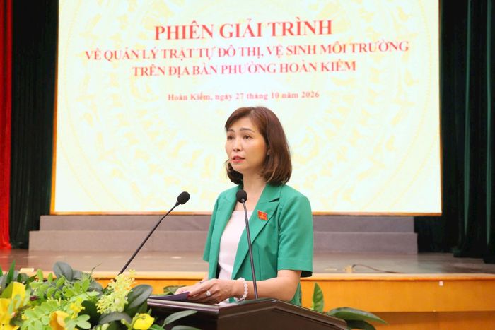 Phó Bí thư Thường trực Đảng ủy, Chủ tịch HĐND phường Trương Thị Thanh Nhàn phát biểu tại phiên giải trình. Ảnh: PV