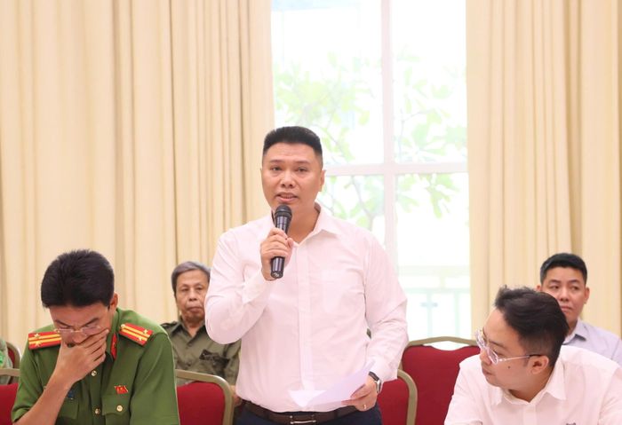 Lãnh đạo Phòng Hạ tầng - Đô thị và Môi trường phường Hoàn Kiếm trả lời ý kiến của các đại biểu. Ảnh: PV