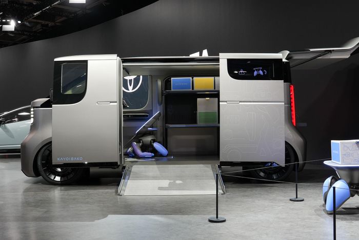 Ghế robot của Toyota cho phép người khuyết tật hoặc người cao tuổi di chuyển hằng ngày và thậm chí lái ô tô. Ảnh: Hoàng Linh