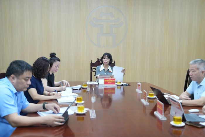 Trưởng Ban Khoa học, Công nghệ và Môi trường HĐND thành phố Nguyễn Thị Diễm Hằng phát biểu tại buổi tiếp công dân. Ảnh: Vân Hà