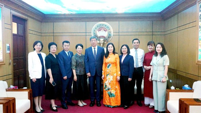 Các đại biểu hai bên chụp ảnh lưu niệm. Ảnh: B.Duy