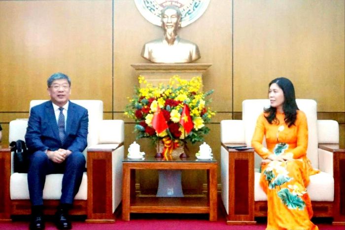 Phó Chủ tịch Thường trực Ủy ban MTTQ Việt Nam thành phố Hà Nội Trần Thị Phương Hoa trao đổi với ông Vương Hồng Binh, Phó Chủ tịch Tổng Công hội thành phố Bắc Kinh.