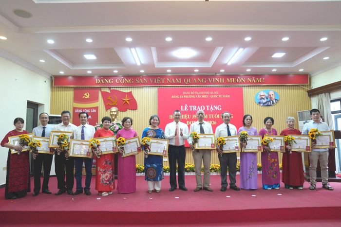 Lãnh đạo Đảng ủy phường Văn Miếu - Quốc Tử Giám trao Huy hiệu 35 năm tuổi Đảng tới các đảng viên. Ảnh: Vân Hà