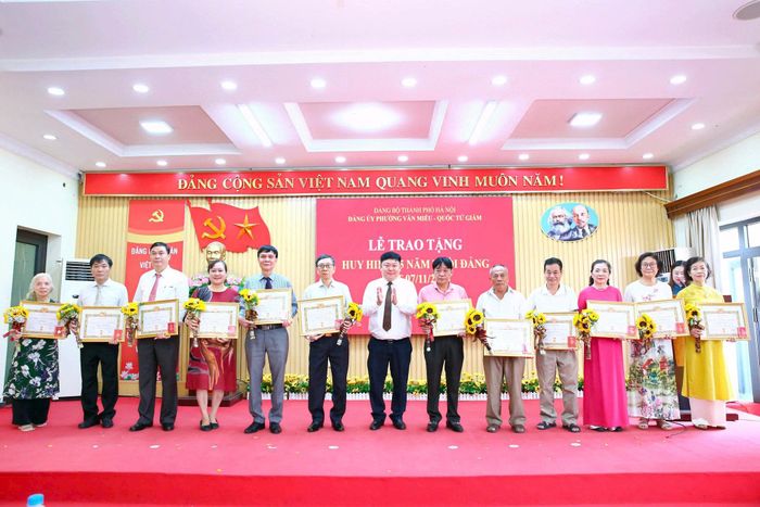 Lãnh đạo Đảng ủy phường Văn Miếu - Quốc Tử Giám trao Huy hiệu 35 năm tuổi Đảng tới các đảng viên. Ảnh: Vân Hà