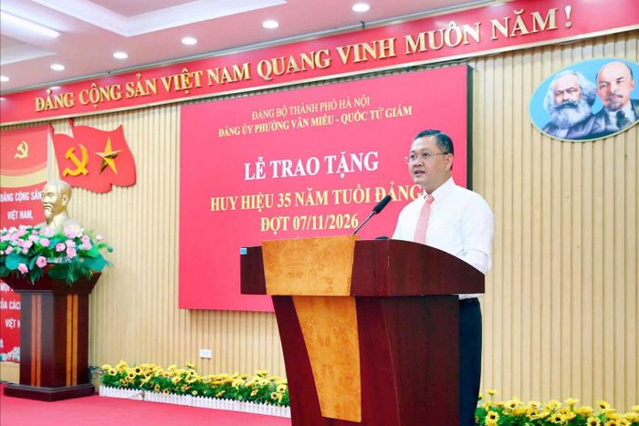 Bí thư Đảng ủy phường Văn Miếu - Quốc Tử Giám phát biểu chúc mừng các đảng viên nhận Huy hiệu Đảng. Ảnh: Vân Hà