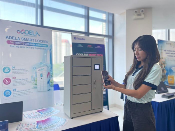 Công ty Cổ phần Adela Building phát triển SmartLocker, hệ thống tủ gửi, nhận đồ thông minh hoạt động 24/7. Ảnh: Kim Tiến