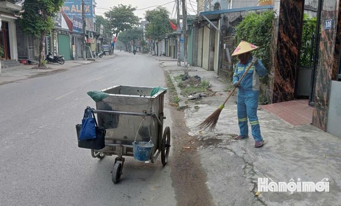 Công nhân vệ sinh môi trường tăng cường duy trì vệ sinh môi trường trên địa bàn xã Hương Sơn. Ảnh: Vân Nhi,