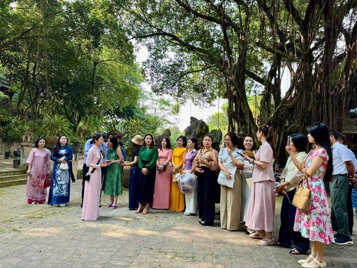 Du khách tham quan Việt Phủ Thành Chương. Ảnh: Hoàng Lân.