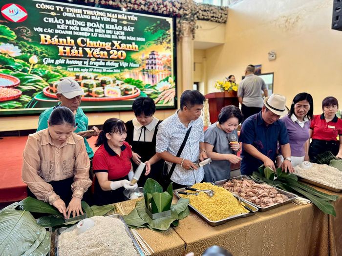 Trải nghiệm gói bánh chưng tại cơ sở bánh chưng xanh Hải Yến - sản phẩm OCOP 4 sao. Ảnh: Hoàng Lân.