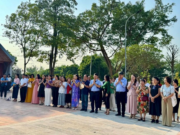 Đoàn khảo sát tại Di tích đền Thanh Nhàn. Ảnh: Hoàng Lân.