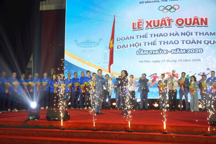 Phó Chủ tịch UBND thành phố Hà Nội Vũ Thu Hà trao cờ cho Trưởng đoàn Thể thao Hà Nội Phạm Xuân Tài. Ảnh: Ngân Hà