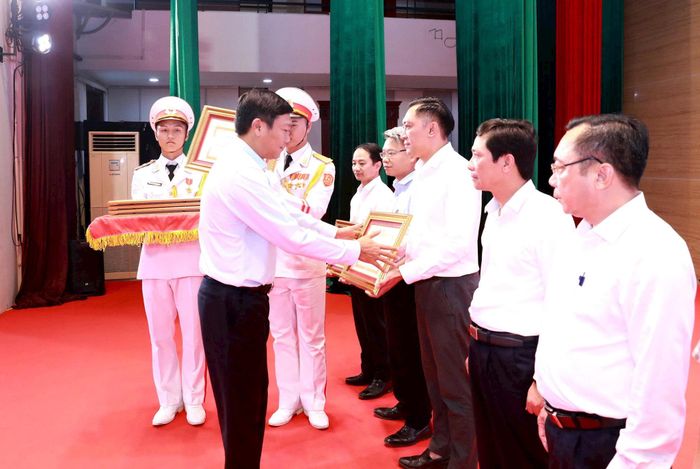 Phó Chủ tịch UBND thành phố Đỗ Anh Tuấn trao Bằng khen tặng các tập thể. Ảnh: Huy Kiên