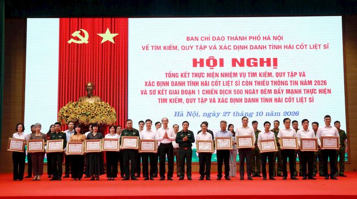 Các cá nhân nhận Bằng khen. Ảnh: Huy Kiên