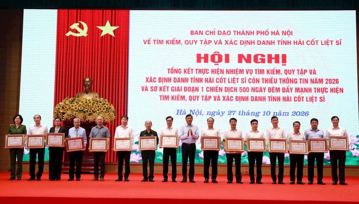 Phó Chủ tịch UBND thành phố Đỗ Anh Tuấn trao Bằng khen tặng các tập thể. Ảnh: Huy Kiên