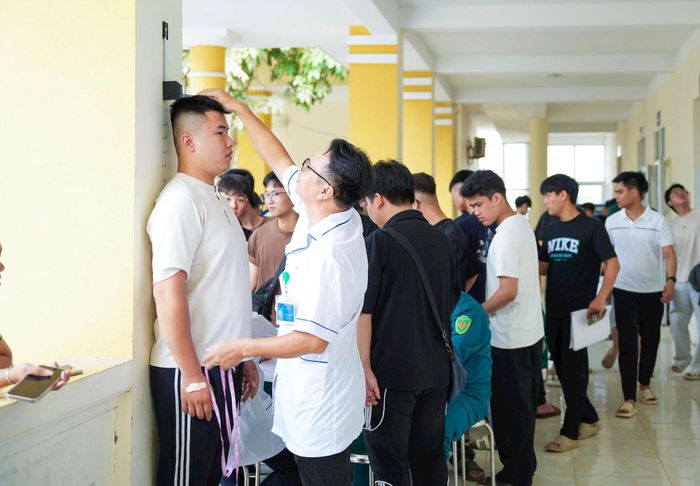 Thanh niên xã Thượng Phúc tham gia đợt khám sơ tuyển ngày 27-10. Ảnh: Diệu Hương