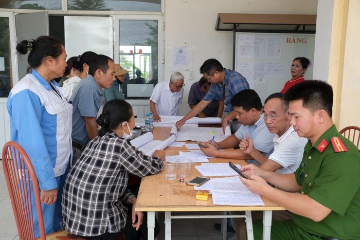 Cư dân thôn Thanh Trí, xã Kim Anh thực hiện kê khai thông tin làm sạch dữ liệu đất đai. Ảnh Sỹ Hào
