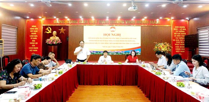Lãnh đạo Ủy ban MTTQ Việt Nam phường Vĩnh Tuy báo cáo tại buổi làm việc. Ảnh: B.Duy