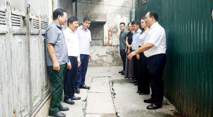 Đoàn công tác của Ủy ban MTTQ Việt Nam thành phố Hà Nội khảo sát dự án chỉnh trang đường ngõ, ngách tổ 10 phường Vĩnh Tuy. Ảnh: B.Duy