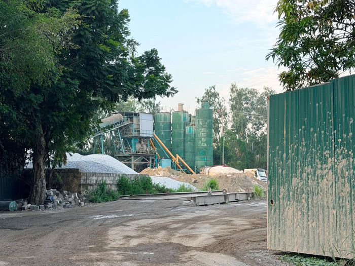 Một trạm trộn bê tông vi phạm chưa tự giác tháo dỡ. Ảnh: Thanh Hà