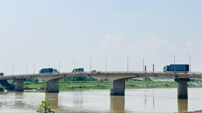 Tĩnh không thông thuyền hiện tại của cầu Bình trên Quốc lộ 37 khoảng 7m. Ảnh minh họa