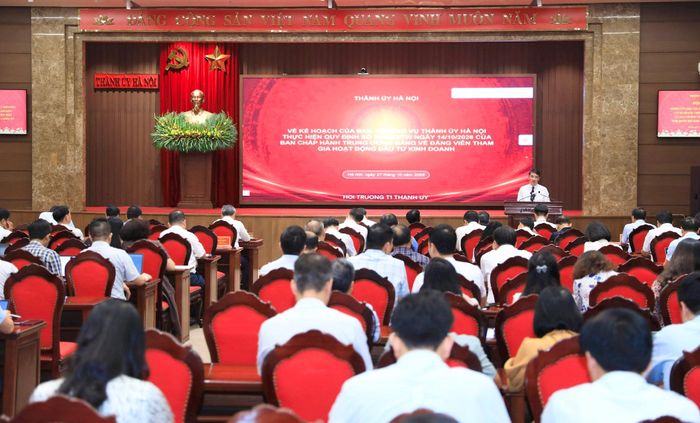 Ủy viên Ban Thường vụ Thành ủy, Phó Chủ tịch UBND thành phố Nguyễn Xuân Lưu triển khai Quy định số 224-QĐ/TW. Ảnh: Quang Thái