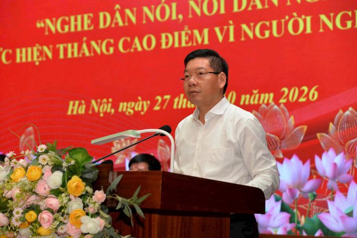 Bí thư Đảng ủy, Chủ tịch HĐND xã Quốc Oai trả lời những kiến nghị của người dân. Ảnh: Nguyễn Bình