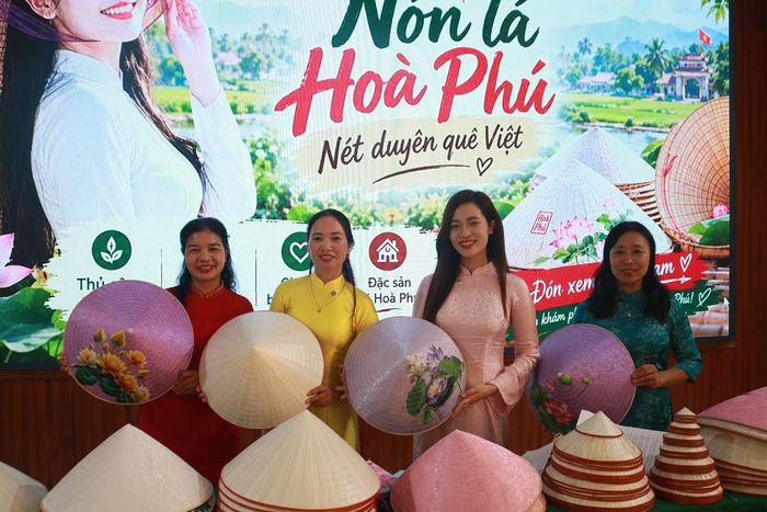 Quảng bá sản phẩm làng nghề nón lá Văn La hôm 23-20-2026. Ảnh: Cộng tác viên