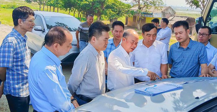 Đoàn công tác Sở Nông nghiệp và Môi trường Hà Nội cùng các đồng chí lãnh đạo Đảng uỷ, UBND xã Kiều Phú khảo sát thực tế tại thôn Cấn Hạ, khu vực thường xuyên xảy ra ngập úng vào mỗi mùa mưa, lũ. Ảnh: Đức Hùng